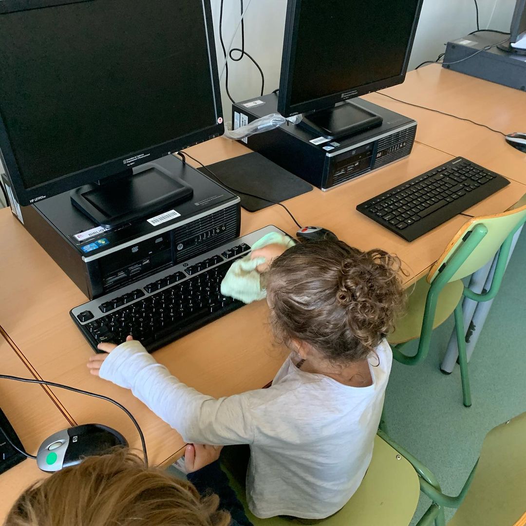 Inici de treball en ordinador. Alumnes de P3