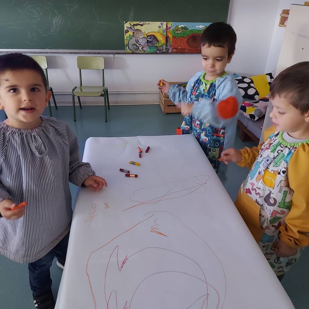 Els nens i nenes de P3 pintem amb ceres