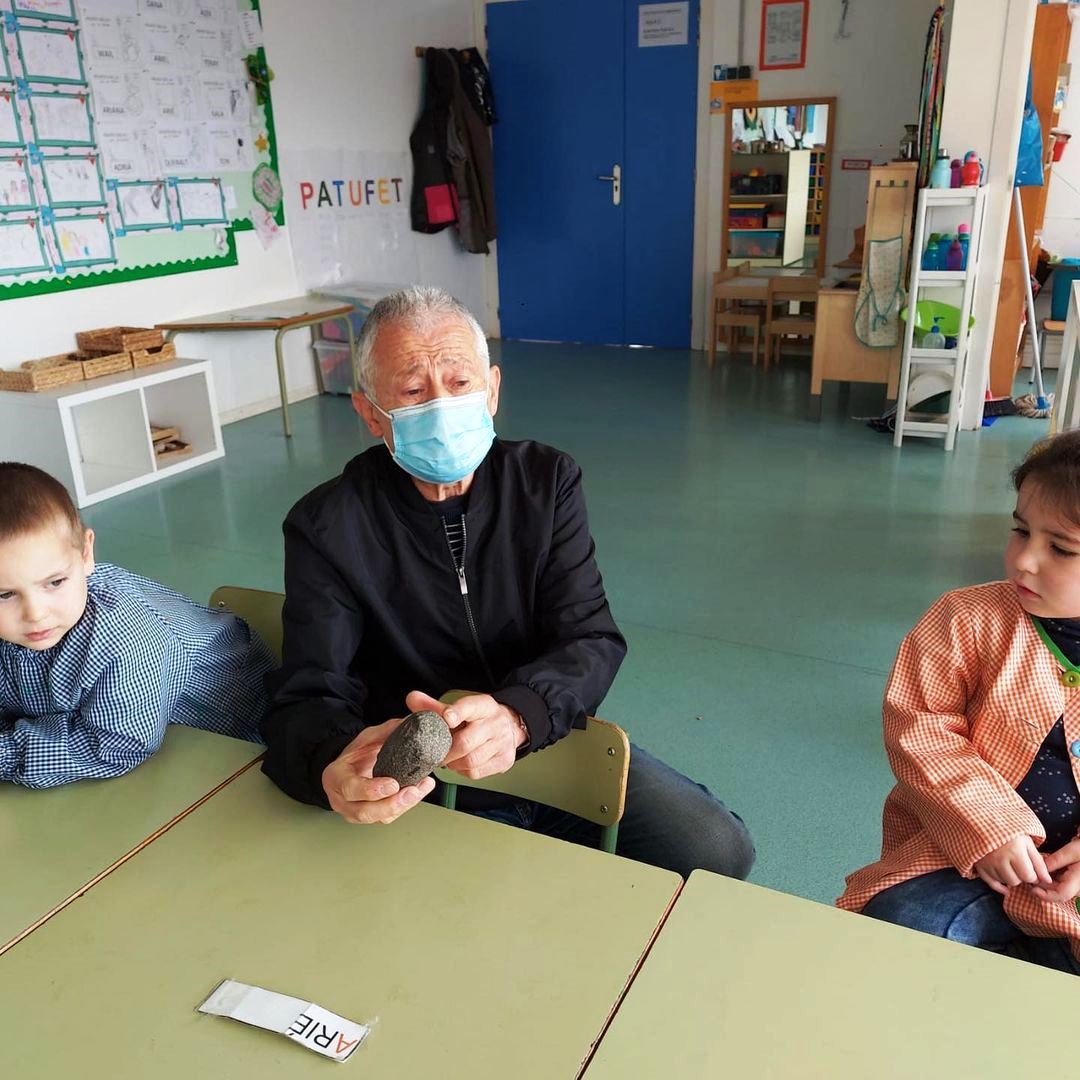Mostra de pedres prehistòriques a educació infantil a càrrec d’en Jaume Barberà