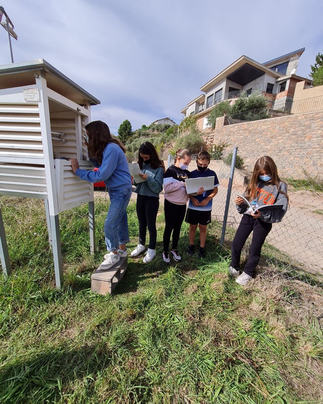Explicacions als alumnes de 6è sobre l’estació meteorològica de l’escola