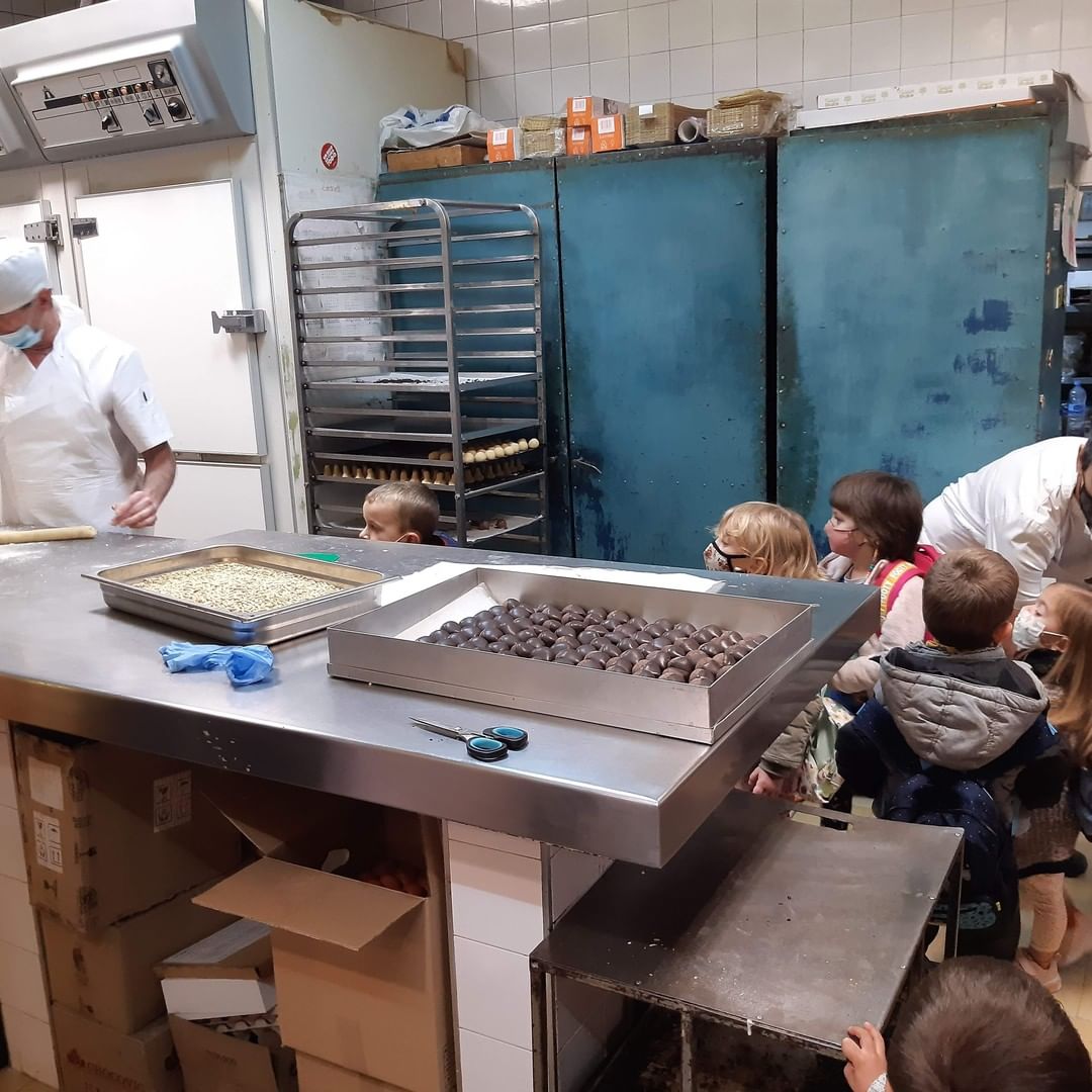 Sortida de P3 a la Pastisseria Montserrat, a veure com es fan els panellets.