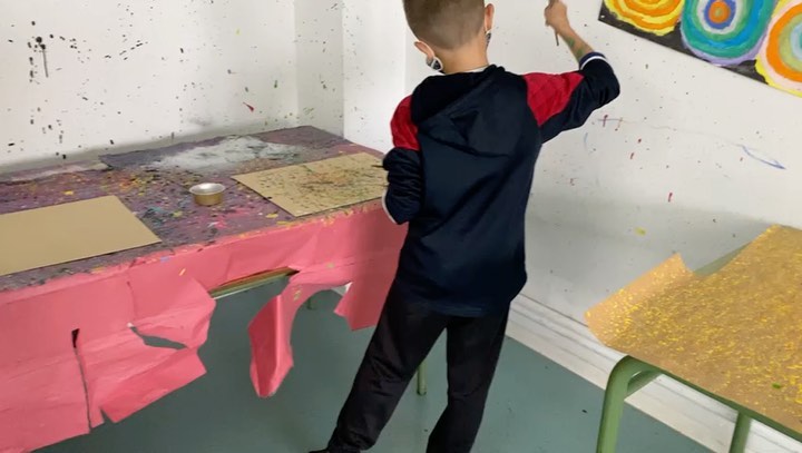 Pintant a l’estil Paul Jackson Pollock. Alumnes de 4t