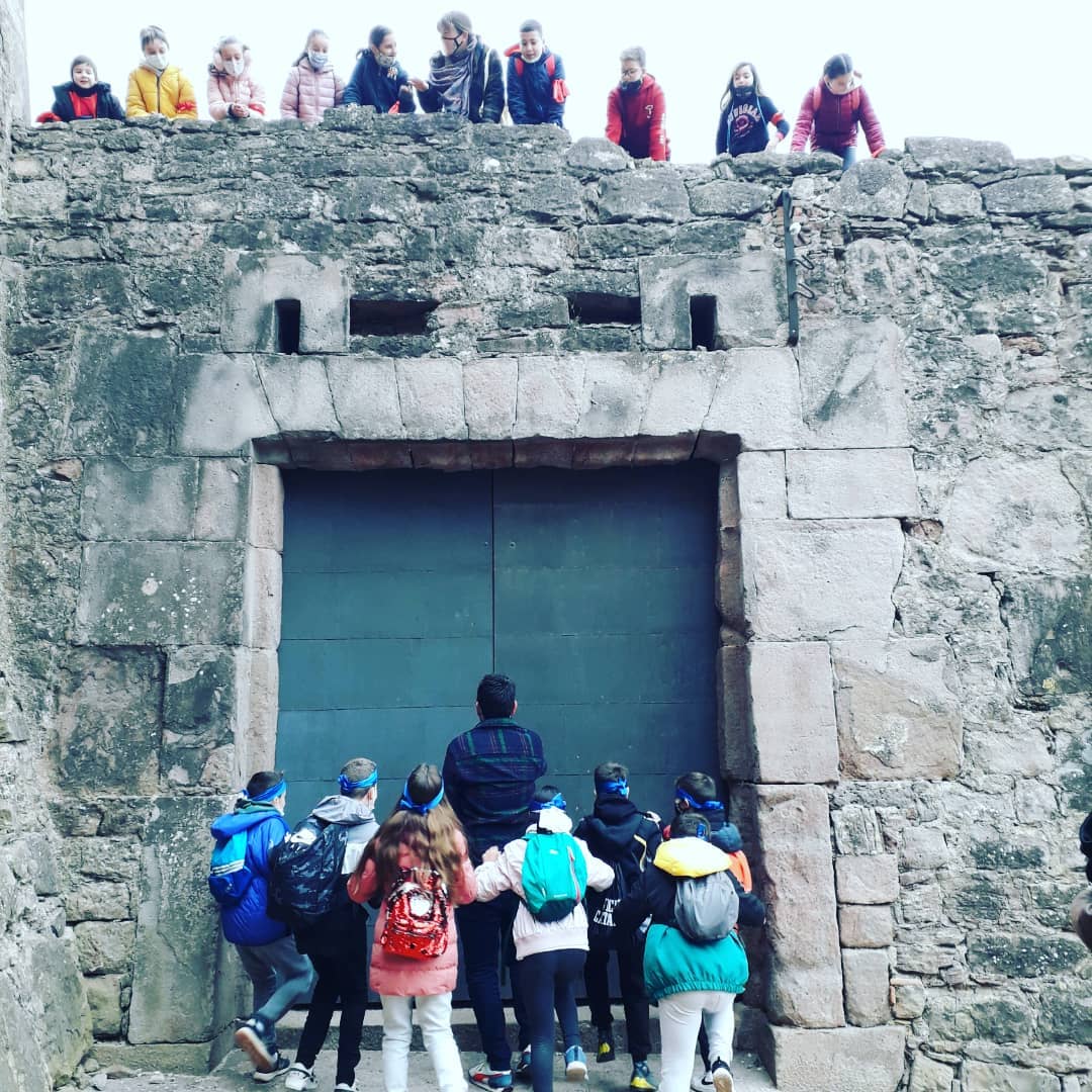 Visita al castell a mans de la Núria i l’Àlex. Alumnes de 5è.